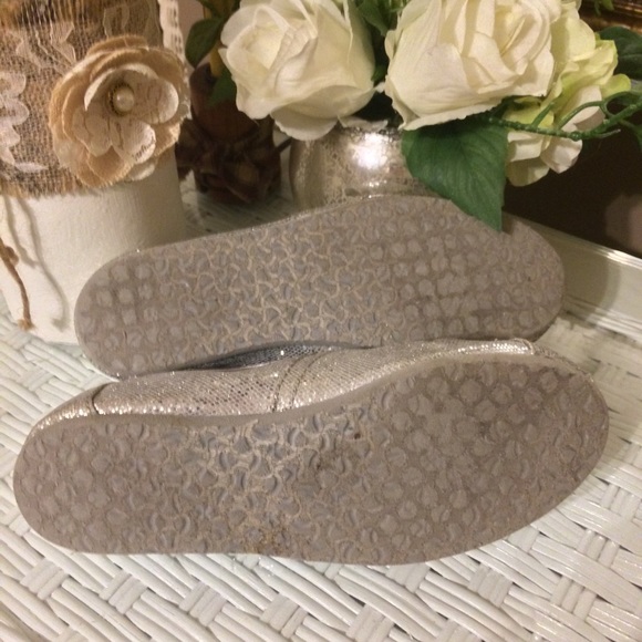 Toms Silver Sparkle shoes. Comfy @ cute all season - Picture 7 of 7